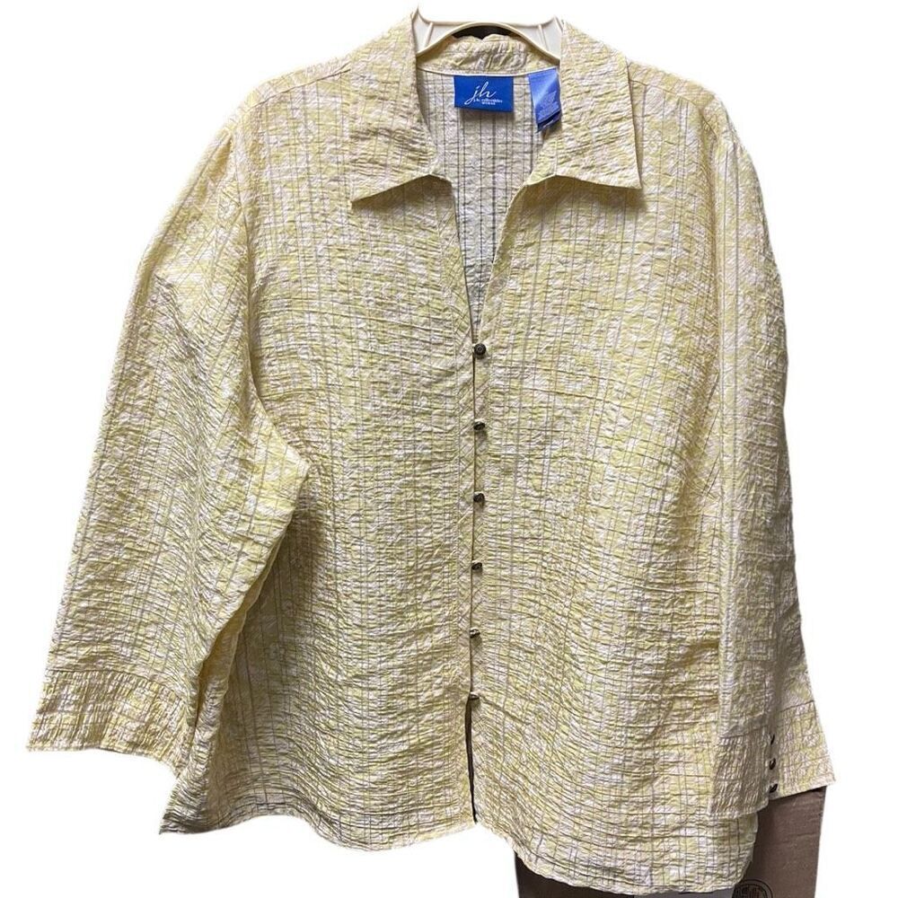 J.h.collectibles size 3X crepe button front. Pale yellow crinkled fabric.